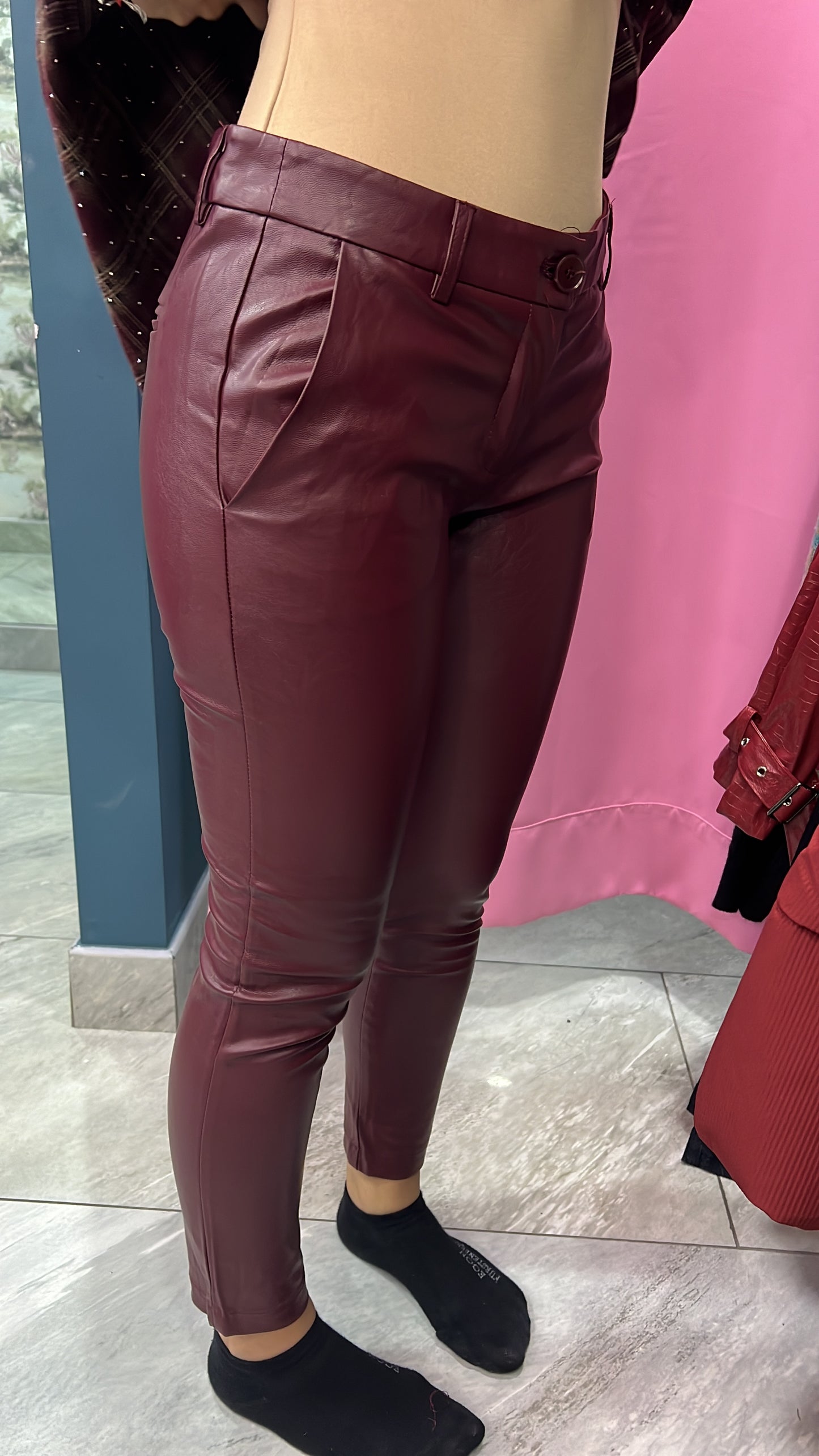 Pantalone ecopelle vita media